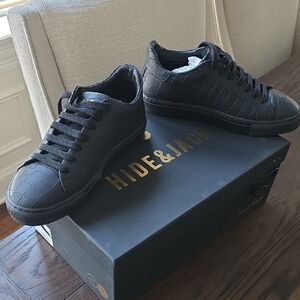 Black Minimalist Low-Top Sneakers